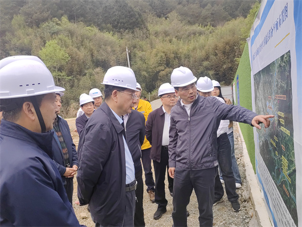 4月1日，安徽省人大常委會副主任魏曉明查調(diào)研防洪項(xiàng)目進(jìn)展情況，縣政府縣長王奇勇等相關(guān)部門負(fù)責(zé)人陪同調(diào)研。.jpg
