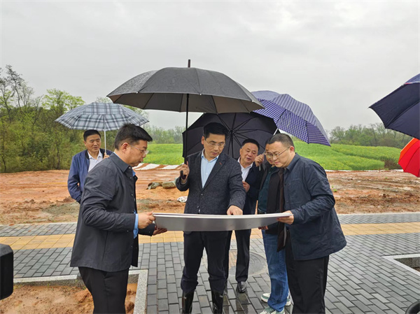 4月2日，洪董，潘總陪同王奇勇縣長(zhǎng)一行調(diào)研重點(diǎn)項(xiàng)目1.jpg