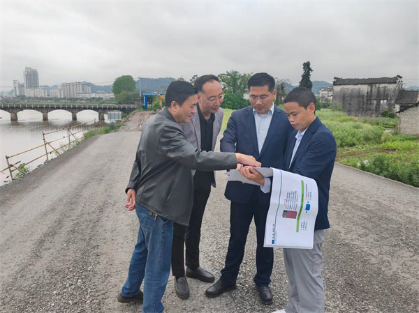 4月22日，王縣帶隊調(diào)研豐樂河右岸濱江路要素保障事宜1。.jpg