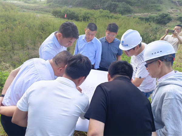 5月15日，張總會程縣長、國土、水利、桂林鎮(zhèn)、徽城鎮(zhèn)主要領(lǐng)導(dǎo)現(xiàn)場查看防洪項(xiàng)目征地重影事宜.jpg