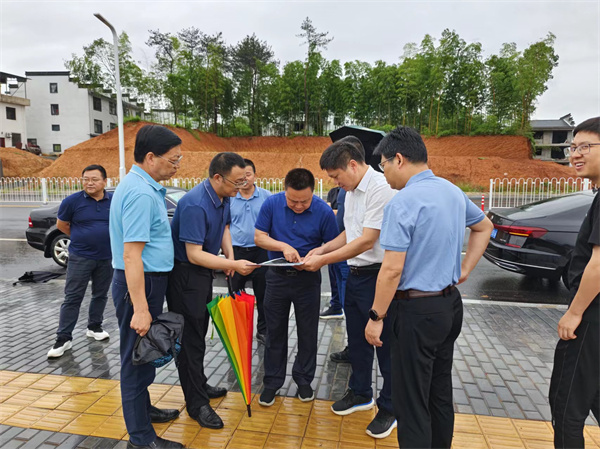 5月30日，洪董，余總陪同詹凱縣長一行調(diào)研富豐新城路網(wǎng)工程項目.jpg