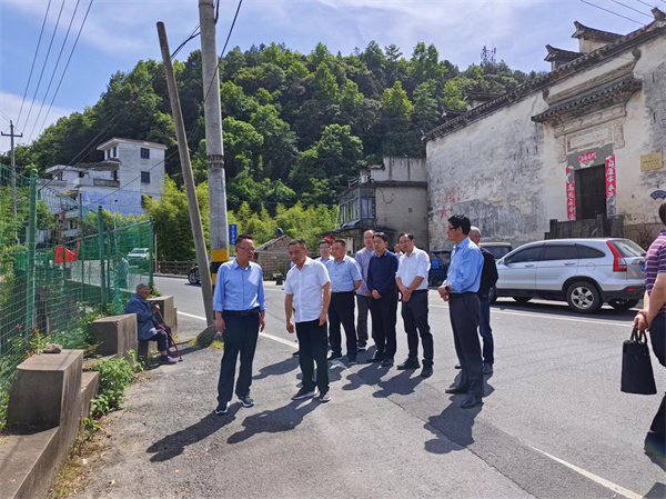 5月16日，洪董陪同汪凱書記一行調(diào)研水源地保護(hù)區(qū)。.jpg