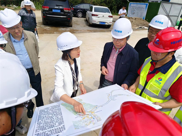 5月9日，江卓琪付市長調(diào)研新安江防洪治理工程，張總陪同。.jpg