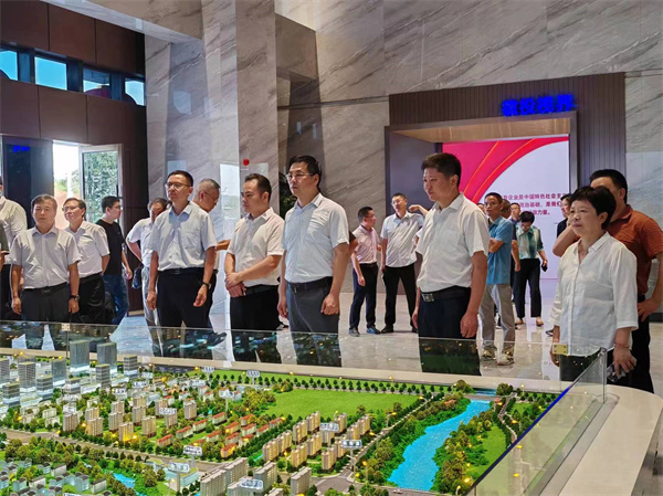7月18日上午，歙縣人工智能創(chuàng)客中心正式投入使用并舉行揭牌儀式，縣委常委、常務副縣長詹凱主持儀式，縣委副書記、縣長王奇勇和徽投集團黨委書記、董事長洪筱明共同為歙縣人工智能創(chuàng)客中心揭牌?？h委常委、縣經開區(qū)管委會主任王坤，副縣長程衍生，縣政協(xié)副主席、財政局局長曹胡翠，縣直有關部門、縣各金融機構主要負責同志，共同見證揭牌儀式，并觀摩富豐新城片區(qū)投資規(guī)劃沙盤、集團企業(yè)館2。.jpg