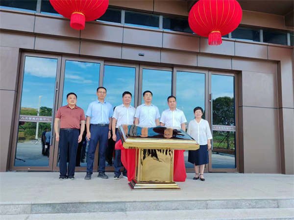 7月18日上午，歙縣人工智能創(chuàng)客中心正式投入使用并舉行揭牌儀式，縣委常委、常務副縣長詹凱主持儀式，縣委副書記、縣長王奇勇和徽投集團黨委書記、董事長洪筱明共同為歙縣人工智能創(chuàng)客中心揭牌?？h委常委、縣經開區(qū)管委會主任王坤，副縣長程衍生，縣政協(xié)副主席、財政局局長曹胡翠，縣直有關部門、縣各金融機構主要負責同志，共同見證揭牌儀式，并觀摩富豐新城片區(qū)投資規(guī)劃沙盤、集團企業(yè)館1。.jpg