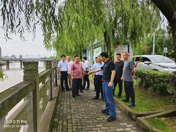 7月14日，洪董陪同王奇勇縣長一行調(diào)研水毀項(xiàng)目1.jpg