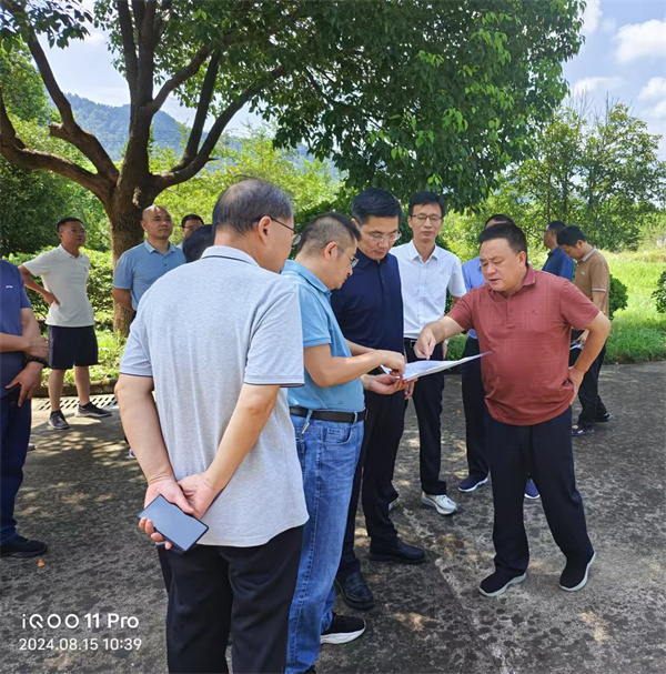 8月15日，洪董陪同王奇勇縣長一行到嘉城礦業(yè)調(diào)研.jpg