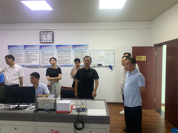9月14日，副縣長徐涌駟赴公交公司開展中秋、國慶節(jié)前安全生產(chǎn)檢查指導(dǎo)，集團(tuán)葉總、交運(yùn)局馮局、運(yùn)管服務(wù)中心胡主任陪同1。.jpg