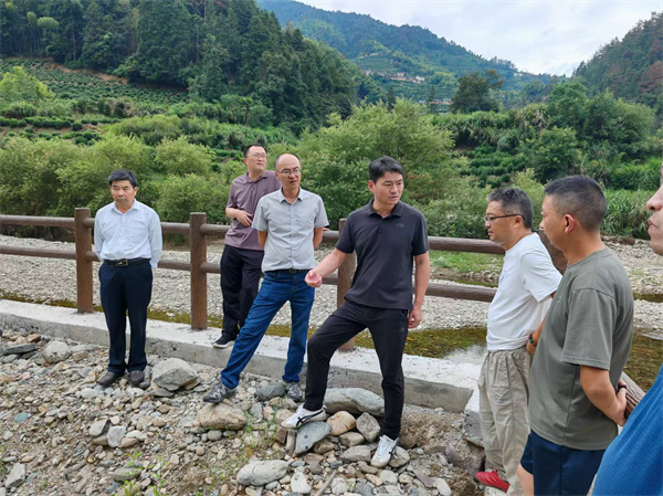 9月15日，程偉副縣長(zhǎng)帶隊(duì)調(diào)研桂溪河清淤事宜。.jpg