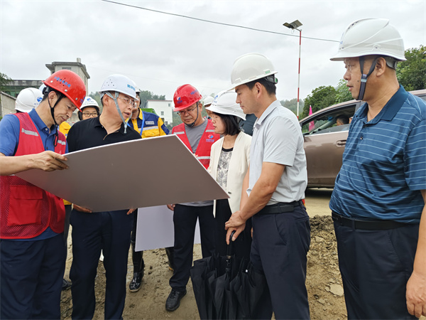 9月19日，江市長調(diào)研歙縣段防洪治理項目。.jpg