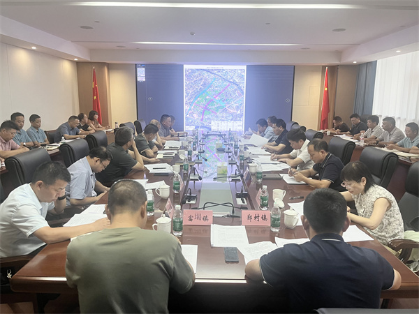 9月21日下午，王奇勇縣長(zhǎng)在集團(tuán)黨委會(huì)議室召開(kāi)富豐新城片區(qū)開(kāi)發(fā)工作推進(jìn)工作會(huì)，縣領(lǐng)導(dǎo)詹凱、張暉，縣發(fā)改委、縣財(cái)政局、縣資規(guī)局、縣住建局、縣林業(yè)局、徽投集團(tuán)、富豐新城投資開(kāi)發(fā)公司、市政公司、徽城鎮(zhèn)、鄭村鎮(zhèn)、富堨鎮(zhèn)主要負(fù)責(zé)同志；縣紀(jì)委監(jiān)委、縣委組織部負(fù)責(zé)同志參加會(huì)議1。.jpg