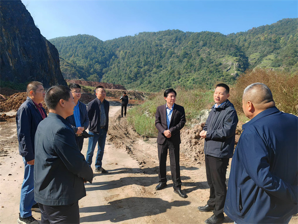 10月23日，張縣長帶隊督查大牛山環(huán)保整治項目。.jpg