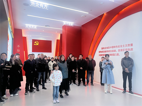11月30日，黃山徽投集團紀委聯(lián)合集團婦聯(lián)開展“樹清廉家風，建幸福家園”家庭助廉活動，為營造風清氣正的企業(yè)政治生態(tài)貢獻家庭力量?；顒友埩思瘓F各支部書記、近兩年來新任職的集團中層干部及其家屬等40余人參加，以別樣方式共話家風建設，共筑廉潔防線1。.jpg