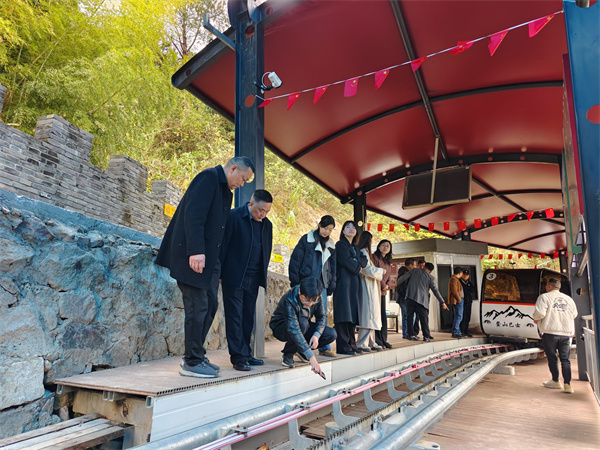 12月9日，縣人大鄭向陽主任，洪董率隊(duì)赴象山考察軌道爬山車項(xiàng)目.jpg