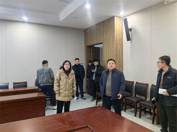12月24日，洪董會同人大鄭主任檢查行知研學(xué)基地會務(wù)場地布置工作。.jpg