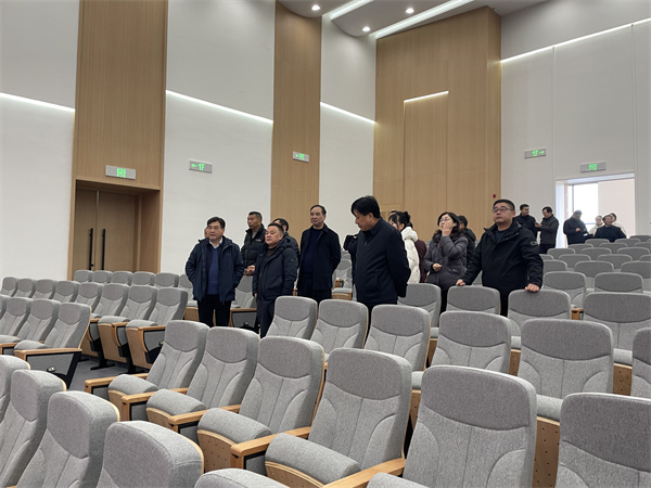 1月4日，洪董陪同吳志平書記檢查行知研學(xué)基地會(huì)務(wù)準(zhǔn)備情況。.jpg