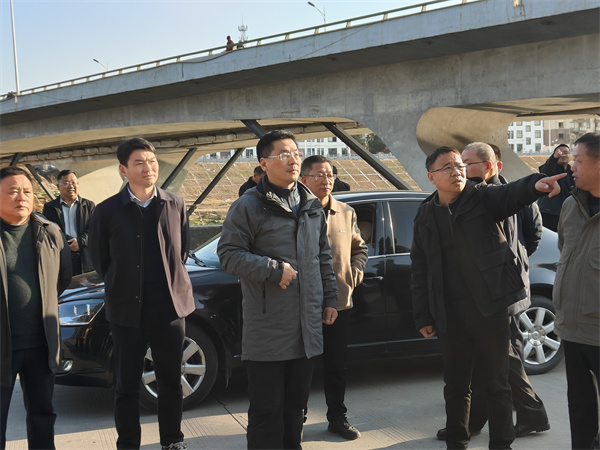 1月19日下午，縣政府縣長實地調(diào)研新安江流域防洪治理工程項目進展情況，副縣長程偉，縣政府辦、縣水利局、縣應(yīng)急局、縣住建局、縣城管局、徽投集團、徽城鎮(zhèn)、桂林鎮(zhèn)有關(guān)負責(zé)同志隨同參加。.jpg
