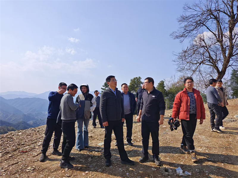 3月18日，縣長(zhǎng)王奇勇帶隊(duì)調(diào)研石潭景區(qū)項(xiàng)目，黃山徽投集團(tuán)黨委書(shū)記、董事長(zhǎng)洪筱明陪同調(diào)研。.jpg