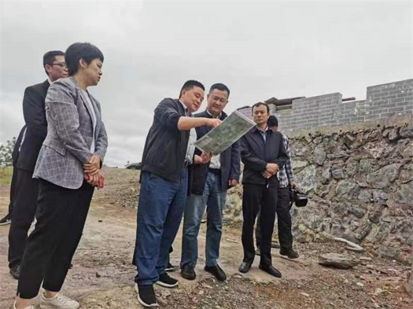 5月10日，副縣長(zhǎng)徐涌泗一行調(diào)研湖田山項(xiàng)目，黃山徽投集團(tuán)黨委書(shū)記、董事長(zhǎng)洪筱明，湖田山執(zhí)行董事邢輝姣陪同2.jpg