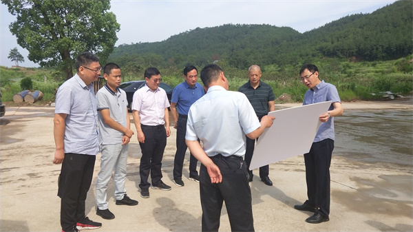 6月7日，潘總陪同縣人大領(lǐng)導調(diào)研王村砂石加工點國有自然資源管理情況.jpg