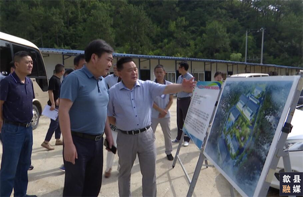 6月18日，縣委常委、常務(wù)副縣長吳志平帶隊先后來到城區(qū)備用飲用水源保護區(qū)治理工程、第三水廠及供水管網(wǎng)配套延伸工程、漁梁風(fēng)貌整治提升工程、城區(qū)老舊管網(wǎng)提升項目、游泳館二期等重點項目建設(shè)現(xiàn)場，黃山徽投集團黨委書記、董事長洪筱明陪同。.png