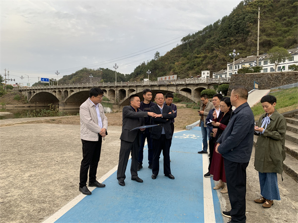 10月25日，縣委書(shū)記汪凱調(diào)研豐樂(lè)河濱江公園項(xiàng)目.jpg