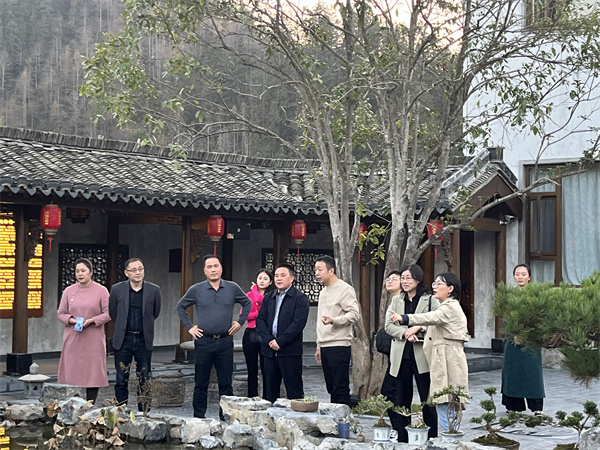 11月26日，縣人大鄭向陽主任帶隊考察黟縣泊心云宿建成運營情況，洪董，方總，葉總陪同調(diào)研。.jpg