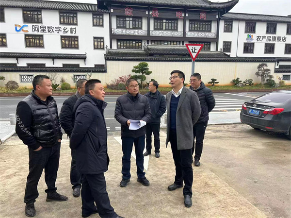 12月4日，王奇勇縣長(zhǎng)調(diào)研四連車隊(duì)、鹽業(yè)公司地塊。.jpg