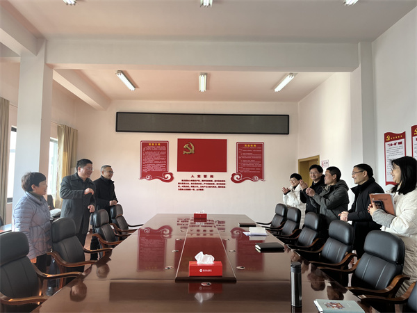 1月29日，縣委常委、副縣長詹凱，財政局曹局、汪局一行赴集團開展新春走訪慰問。.jpg