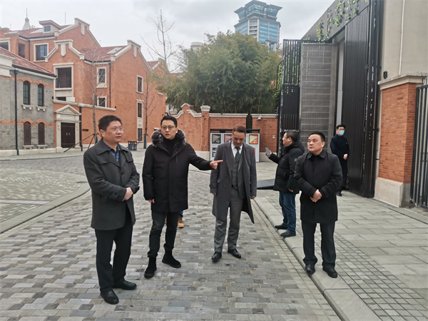 2月2日，縣委常委、副縣長(zhǎng)詹凱赴上海開展“雙招雙引”工作，考察調(diào)研露香園城市更新項(xiàng)目，并與上海城投控股對(duì)接洽談，誠(chéng)邀上海城投到歙縣考察投資，參與富豐新城建設(shè)。.jpg
