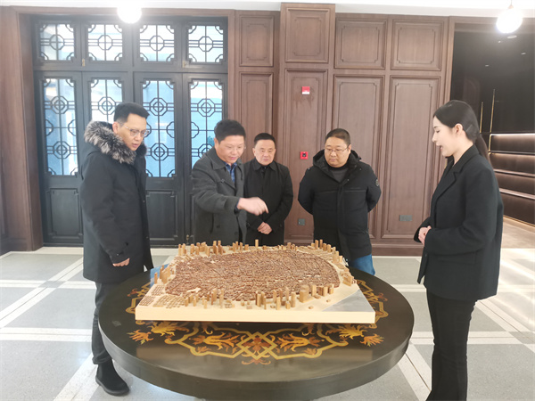 2月2日，縣委常委、副縣長(zhǎng)詹凱赴上海開展“雙招雙引”工作，考察調(diào)研露香園城市更新項(xiàng)目，并與上海城投控股對(duì)接洽談，誠(chéng)邀上海城投到歙縣考察投資，參與富豐新城建設(shè)。1.jpg