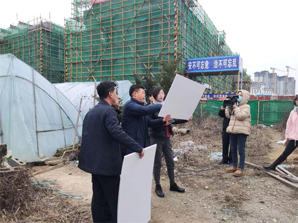 2月2日，副縣長林一凡會(huì)市監(jiān)局、徽城鎮(zhèn)等相關(guān)部門調(diào)研城西鄰里中心附屬配套物管用房項(xiàng)目.jpg