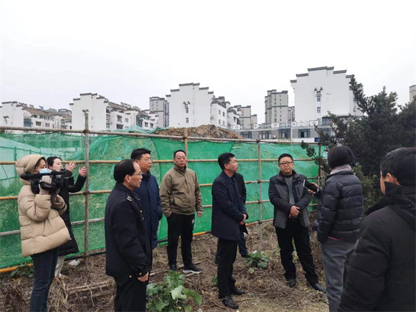 2月2日，副縣長林一凡會(huì)市監(jiān)局、徽城鎮(zhèn)等相關(guān)部門調(diào)研城西鄰里中心附屬配套物管用房項(xiàng)目1.jpg