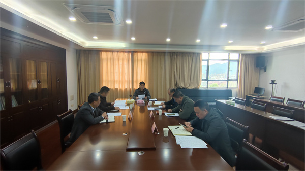 3月18日上午，副縣長程偉主持召開重點項目工作推進(jìn)會，對新安江旅游航道整治工程、新安江流域防洪治理工程、長陔嶺隧道、小川大橋、國家儲備林等重點項目調(diào)度。.jpg