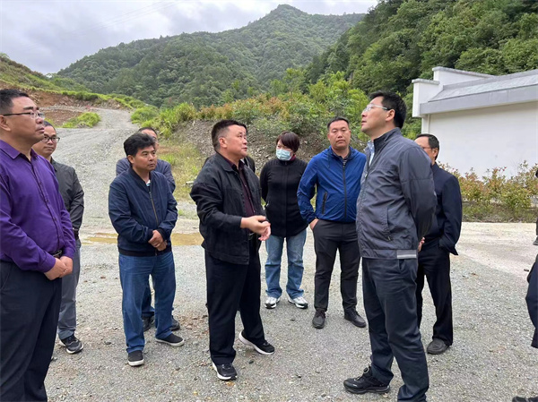 5月22日，王奇勇縣長(zhǎng)一行前往610礦調(diào).jpg