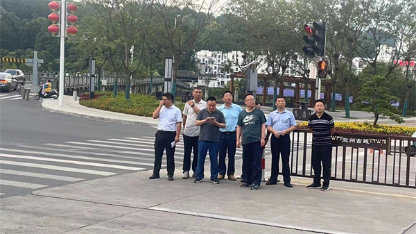7月15日，汪凱書記在洪董、張總陪同下指導(dǎo)古城亮化、護欄等基礎(chǔ)設(shè)施提升情況。.jpg