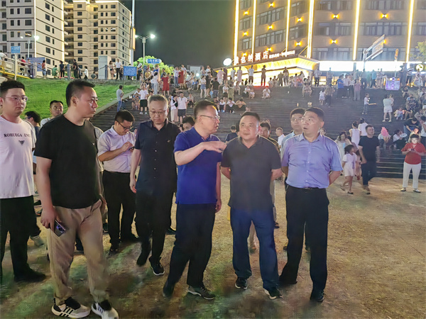 7月15日，汪凱書記視察百花夜市，并就985綠道項(xiàng)目前期工作進(jìn)行指導(dǎo)，洪董，張總陪同調(diào)研。.jpg