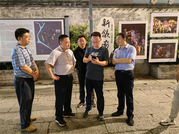 9月11日，汪凱書記夜間調(diào)研古城三期項目，對部分節(jié)點提升進(jìn)行指導(dǎo)，黃山徽投集團(tuán)黨委書記、董事長洪筱明，副總經(jīng)理張高峰陪同調(diào)研。.jpg