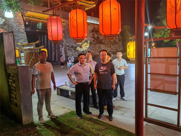 9月11日，汪凱書記夜間調(diào)研古城三期項目，對部分節(jié)點提升進(jìn)行指導(dǎo)，洪董，張總陪同調(diào)研。.jpg
