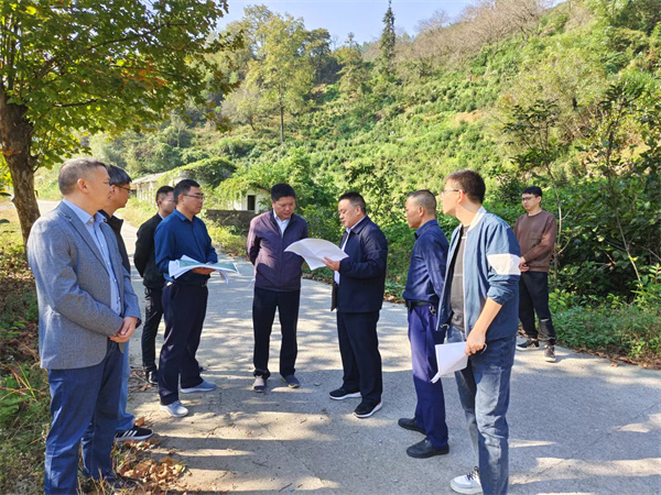 10月18日，洪董陪同詹凱縣長一行調(diào)研6l0礦開發(fā)項(xiàng)目.jpg