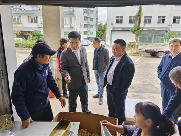 10月20日，洪董陪同王奇勇縣長一行調(diào)研大華農(nóng)貿(mào)城1.jpg