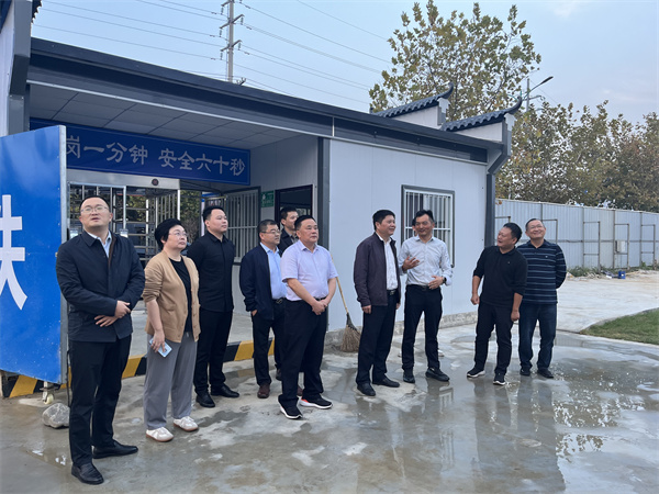 10月26日，詹縣帶隊調(diào)研寧國市文體中心EPCO項目，就項目設(shè)計、采購、施工和運營一體化建設(shè)與寧國市鄉(xiāng)村振興投資集團進(jìn)行交流，縣住建局、資規(guī)局，徽投集團洪董、余總、方總等相關(guān)人員陪同考察。.jpg
