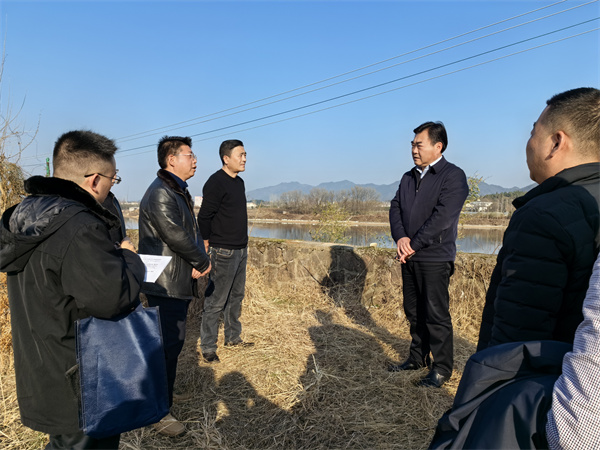 1月17日，縣委副書(shū)記吳志平調(diào)研安徽新安江流域防洪治理工程歙縣段工作開(kāi)展情況，張總陪同。.jpg